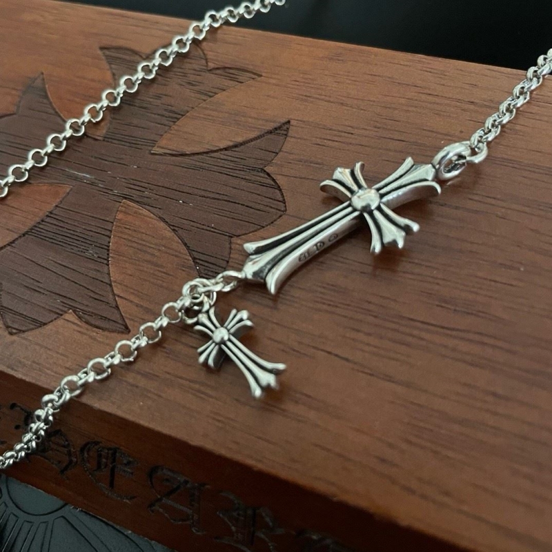 Ch*0me He**ts necklaces